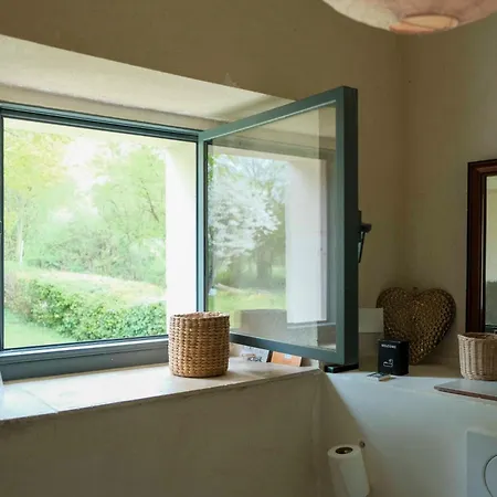 Perche Queen's Bedroom In Maisonnomadechic Bed & Breakfast *