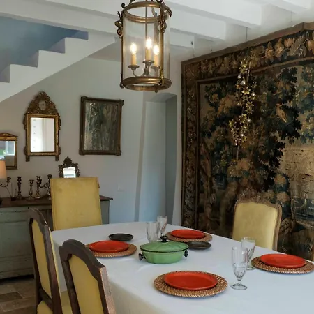 Perche Queen's Bedroom In Maisonnomadechic Bed & Breakfast